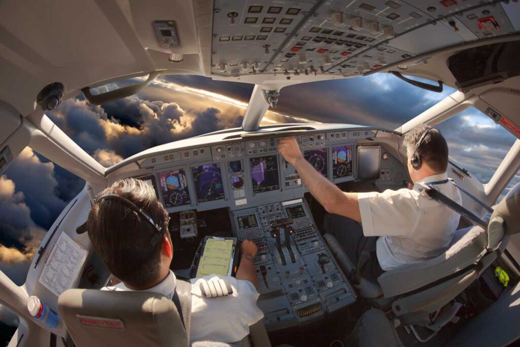 How Much Does Airline Pilots Make A Month